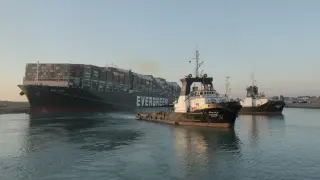Varios remolcadores moviendo el barco