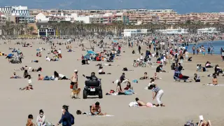 Miles de personas de personas en la playa de la Malvarrosa y el aseo Marítimo de Valencia