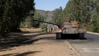 Un tanque quemado en una carretera de Etiopía.