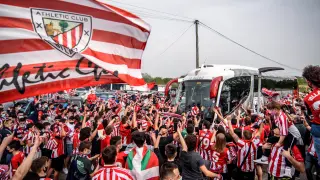 Cientos de aficionados se han arremolinado en torno al autobús del Athletic.