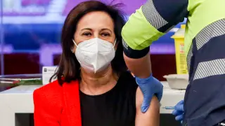 Margarita Robles recibe la primera dosis de la vacuna de Astrazeneca