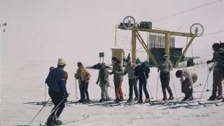 Imagen de una clase de esquí en uno de los primeros años en activo de la estación de Cerler.