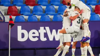 Los jugadores de la SD Huesca celebran el primero de sus goles ante el Levante.