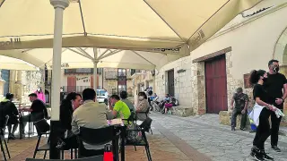 Numerosos visitantes, el viernes, en la plaza de Beceite, en la comarca turolense del Matarraña.