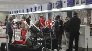 Españoles en el aeropuerto de Casablanca, esperando ser repatriados