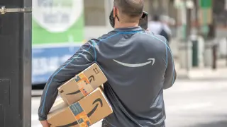 Un repartidor de Amazon en Miami (Estados Unidos).