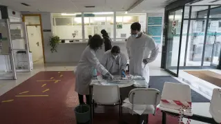Varios sanitarios realizan PCR en el Centro de Salud Delicias Sur de Zaragoza en una imagen de archivo.