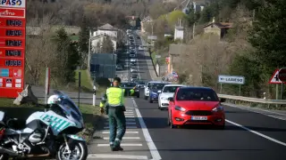 La Guardia Civil vigiló el domingo el tráfico en Hostal de Ipiés, cerca del inicio del puerto de Monrepós.