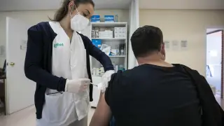 Vacunación con AstraZeneca en el Centro de Salud Bombarda en Zaragoza.