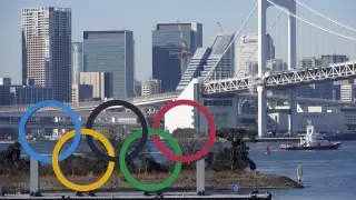 Los aros olímpicos ante el puente Rainbow en el parque Odaiba Marine de Tokio