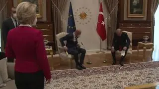 "Ehm...", exclama la presidenta de la Comisión Europea al ver que su homólogo del Consejo Europeo Charles Michel y el dirigente turco ocupan las dos sillas disponibles.