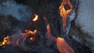 Expulsión de lava en el volcán del monte Fagradalsfjall, en Islandia