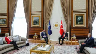 Von der Leyen ocupó un sofá lateral, mientras Charles Michel y Erdogan se sentaron en las sillas centrales.
