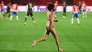 El espontáneo, Olmo García, conocido en la ciudad andaluza como el 'hombre desnudo', saltó corriendo al campo en pleno partido Granada-Manchester United