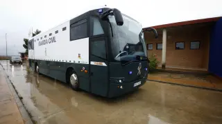 El autobús que transportaba a Igor el Ruso, a su llegada a la prisión de Zuera.