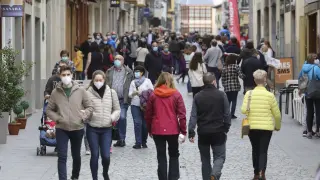 Imagen de turistas paseando por la calle Mayor de Jaca, el pasado mes de marzo.