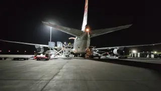 Operativo de carga en el aeropuerto de Zaragoza del material de la empresa Dorna Sports para el Mundial