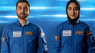 Noura al Matrooshi y uno de sus compañeros de la misión espacial.