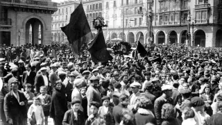 Celebración de la llegada de la II República en el centro de Zaragoza.
