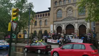 Protesta de los interinos contra los despidos y ceses a las puertas del Paraninfo de la Universidad de Zaragoza.