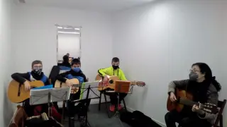 Las clases de guitarra se imparten en el auditorio de Illueca.