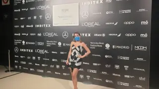 Una modelo desfila en el Fashion Week Madrid con mascarilla de Making Mask.