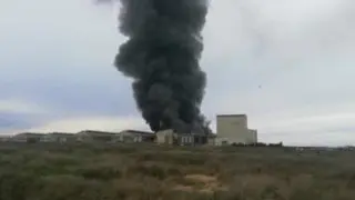 El fuego devora una de las naves de la avícola Interovo, en Grañén