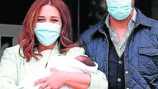 Paula Echevarría y Miguel Torres, con su hijo a la salida del hospital.