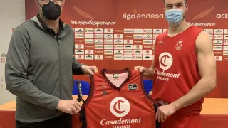 Pep Gargol y Barreiro con la camiseta conmemorativa de los 142 partidos disputados del alero en la ACB