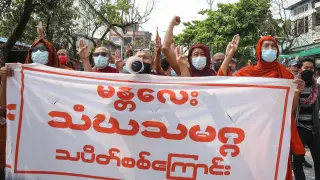 Protesta contra el golpe de estado militar en Birmania.