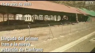 El primer tren que ha entrado este jueves en la nueva estación de Canfranc es un 599, con tres vagones para 180 viajeros