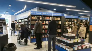 Juan del Val durante la firma de ejemplares en la Librería General, este sábado en Zaragoza.