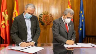 El alcalde, Jorge Azcón, y el rector de la Universidad de Zaragoza, José Antonio Mayoral, durante la firma del convenio este lunes.