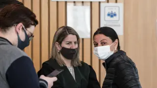 La acusada (derecha), junto a su abogada y el traductor que le asistió durante el juicio.