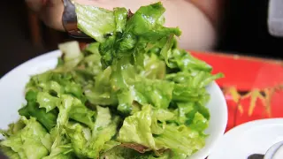 La lechuga y los vegetales verdes protagonizan muchas ensaladas