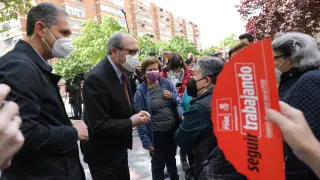 Ángel Gabilondo habla con los vecinos de Leganés (Madrid), ayer, en un acto electoral.