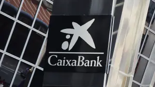 Logotipo de Caixa Bank en una oficina.