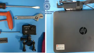 El joven llevaba encima herramientas susceptibles de ser usadas para cometer robos y los dispositivos informáticos sustraídos.