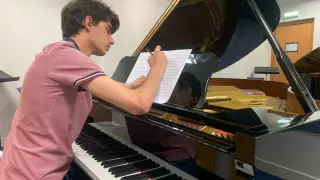 Iñaki Carcavilla Garasa, de solo 19 años, en su clase de composición en Musikene, el Centro Superior de Música del País Vasco.