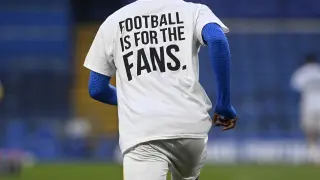 Un futbolista del Chelsea muestra su rechazo a la Superliga con una camiseta en el partido de este martes.