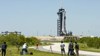 Medios de comunicación frente al cohete Falcon 9 con la cápsula SpaceX Dragon acoplada.