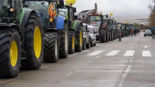 Cientos de tractores parten de Los Planos para participar en la protesta convocada por por UAGA, UPA y Agrigate.