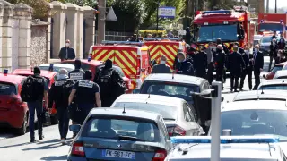 Zona de seguridad tras morir una policía apuñalada en la localidad francesa de Rambouillet.
