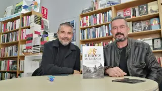Antonio y Joaquín Cardiel, en la Librería Central de Zaragoza.