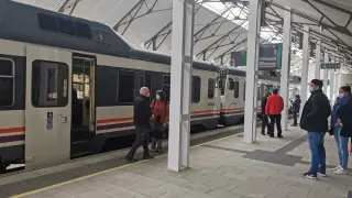 Varios pasajeros salen del tren canfranero en la nueva estación de Canfranc la semana pasada