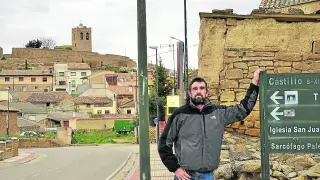 José Daniel Machín, alcalde de Castiliscar, en uno de los accesos a la localidad.