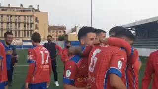 Los jugadores del CD Teruel celebrando el ascenso