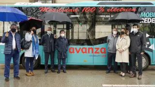El alcalde de Huesca, Luis Felipe, con concejales y representantes de la empresa Avanza junto al autobús eléctrico.