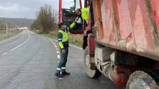 La Guardia Civil de Teruel investiga a un camionero que conducía sextuplicando la tasa de alcohol permitida.