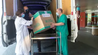 Llegada de vacunas de Janssen al hospital Clínico de Zaragoza.